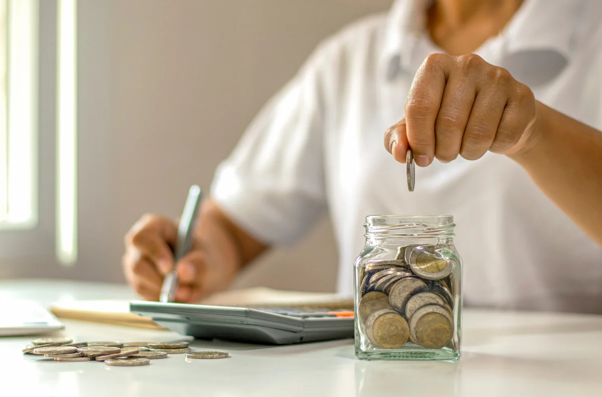 persona che risparmia grazie alla pensione integrativa