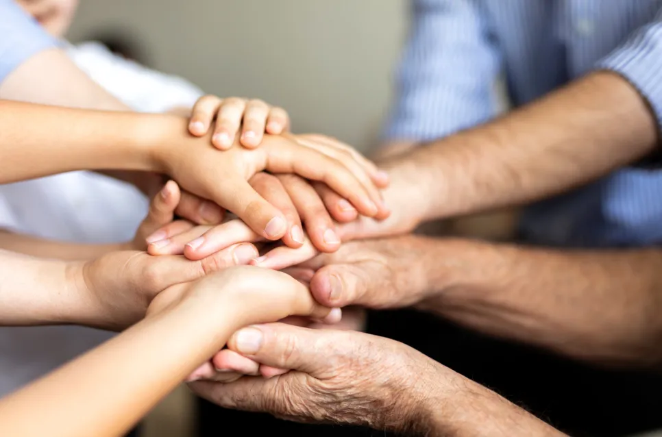 Mani unite di una famiglia protetta da polizza TCM